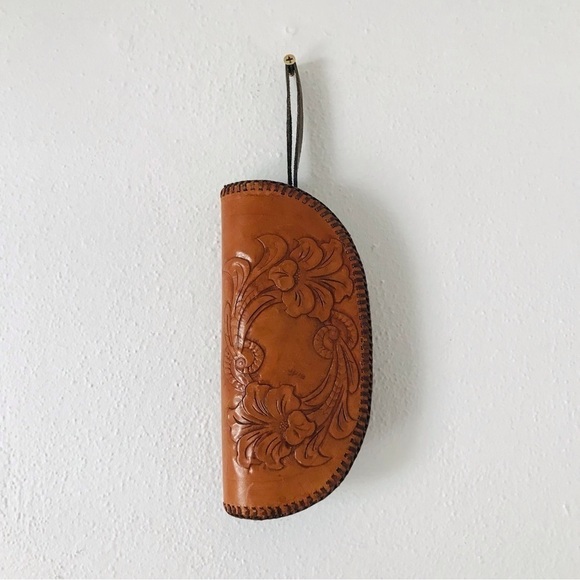 Vintage tooled leather zippered pouch or clutch - Picture 9 of 9